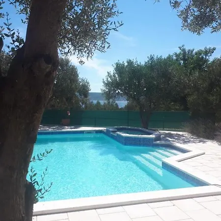 Aparthotel And Rogic *