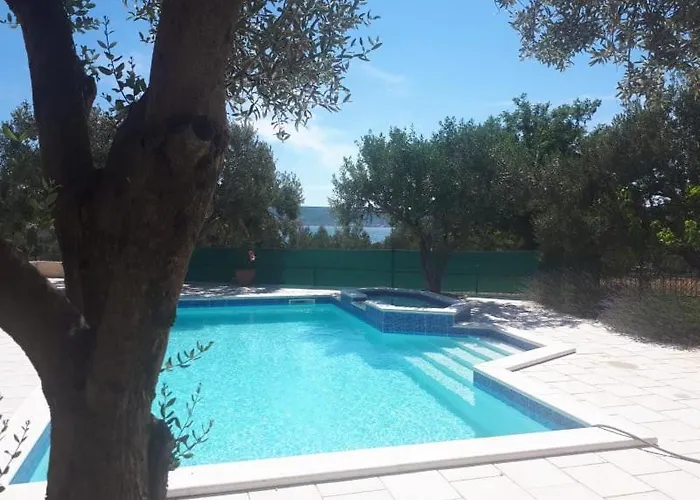 Aparthotel And Rogic *