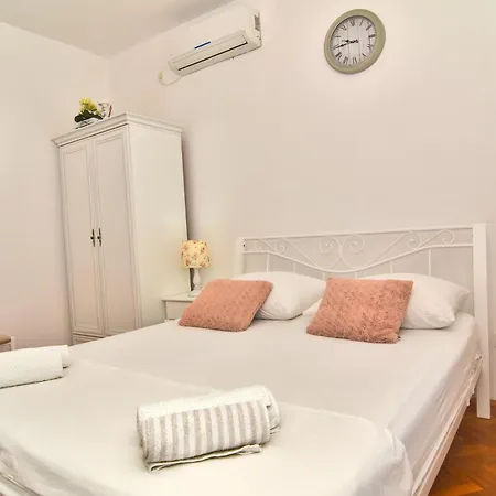 Aparthotel And Rogic *